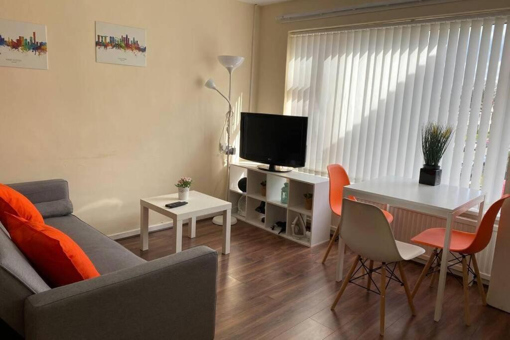 Conveniently Situated 1Bed Apt In Stretford Apartment Manchester Ngoại thất bức ảnh